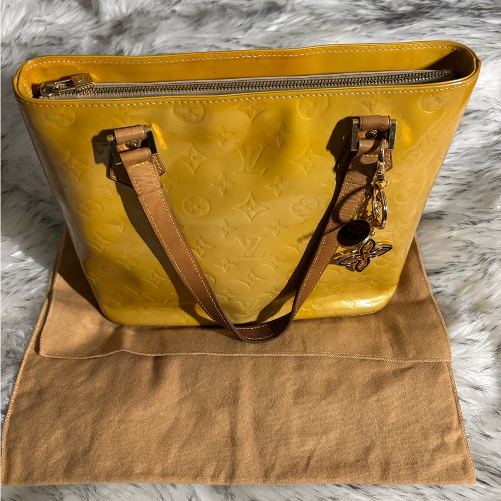 authentic LOUIS VUITTON Vernis Houston in Noisette.